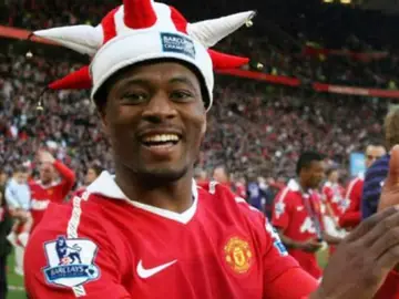 Patrice Evra celebra un título con el Manchester United Patrice Evra celebra un título con el Manchester United