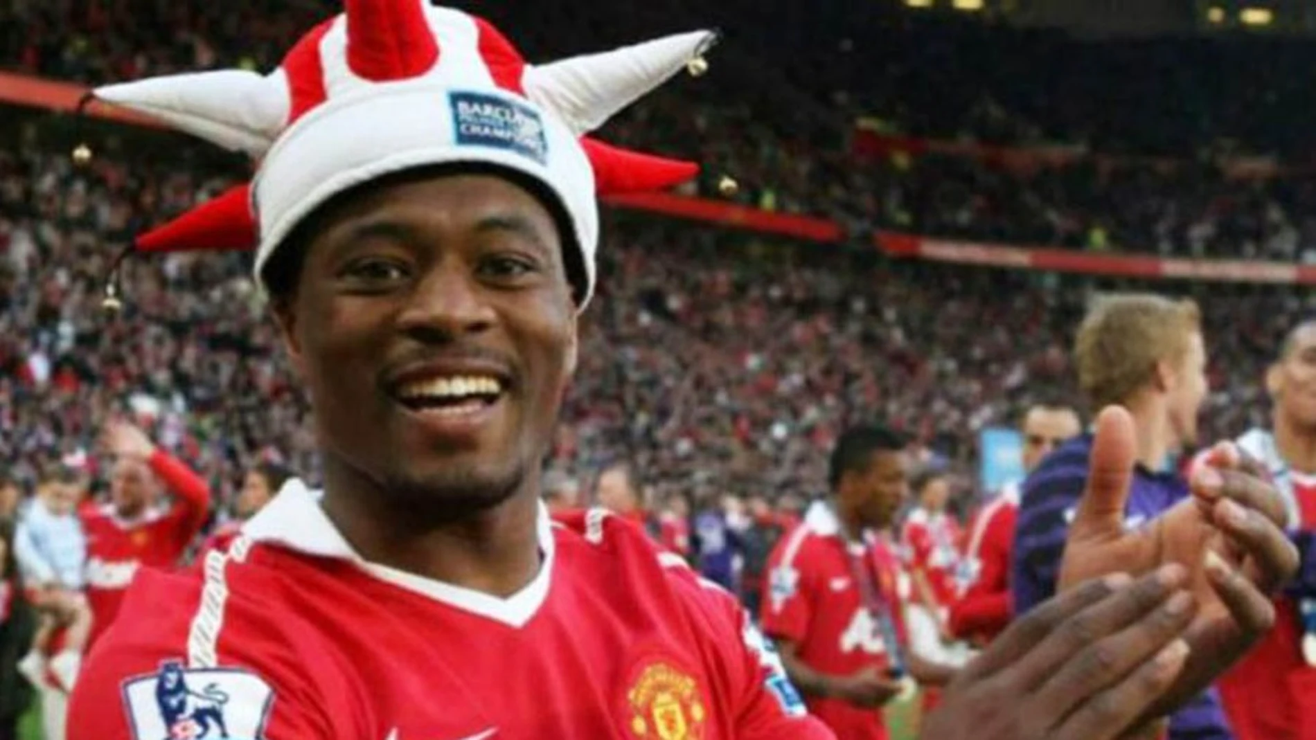 Patrice Evra celebra un título con el Manchester United Patrice Evra celebra un título con el Manchester United