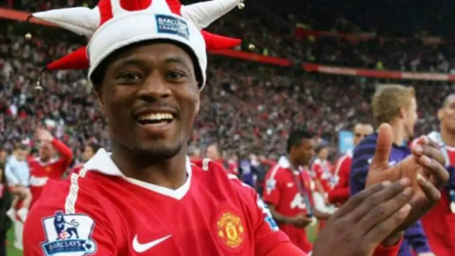 Patrice Evra celebra un t&iacute;tulo con el Manchester United