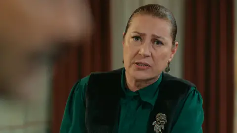 Hünkar defiende a Züleyha tras las acusaciones de Müjgan Hünkar defiende a Züleyha tras las acusaciones de Müjgan