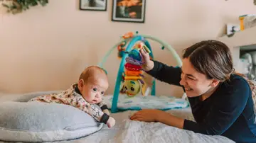 Imagen de archivo de una madre con su bebé Imagen de archivo de una madre con su bebé
