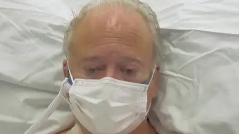 Un hombre de 70 años ingresado en la UCI Un hombre de 70 años ingresado en la UCI