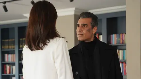 Volkan, a Asya: "¿Piensas salir con todos los hombres de Tekirdag?" Volkan, a Asya: "¿Piensas salir con todos los hombres de Tekirdag?"