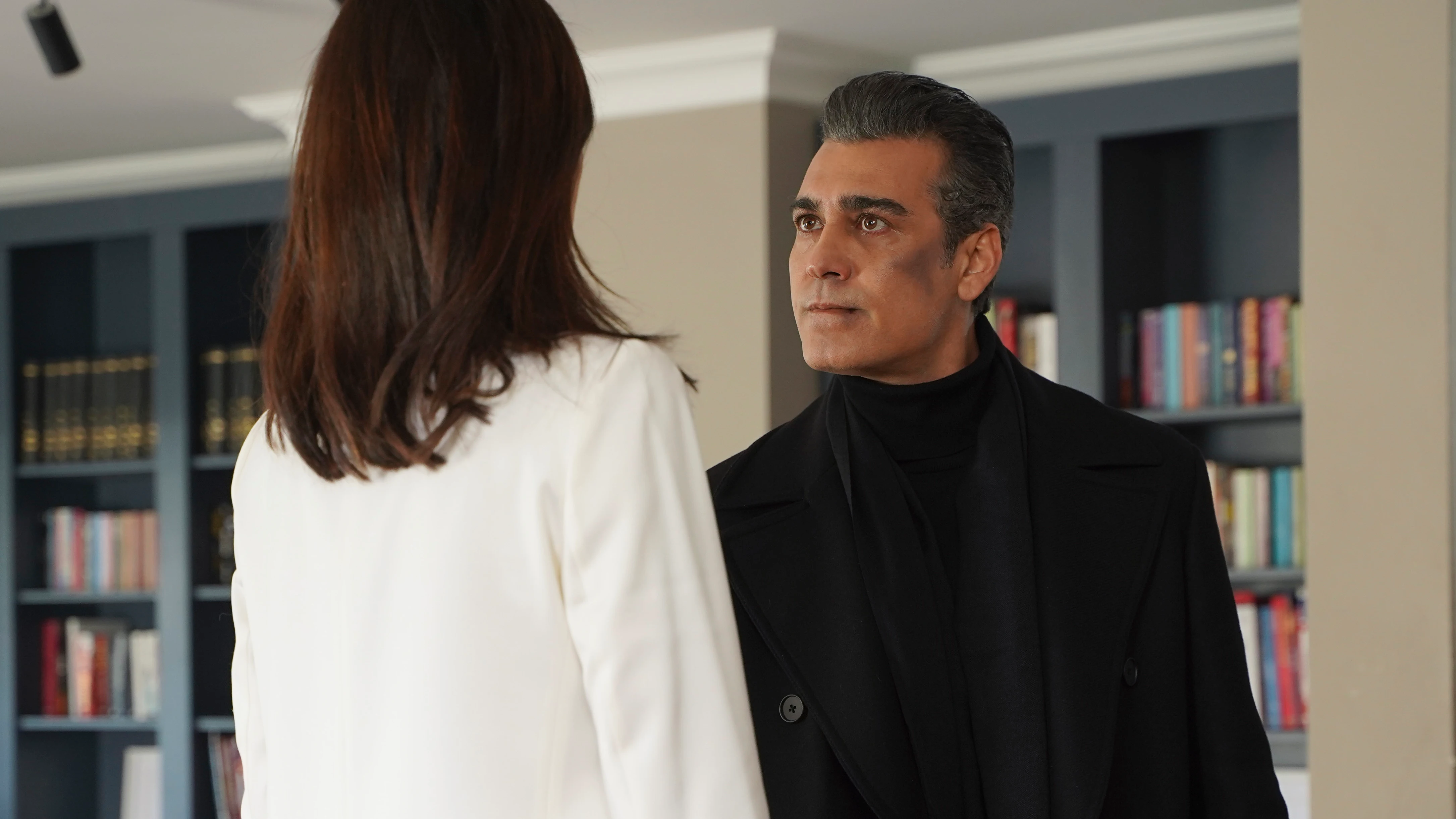 Volkan, a Asya: "¿Piensas salir con todos los hombres de Tekirdag?" Volkan, a Asya: "¿Piensas salir con todos los hombres de Tekirdag?"