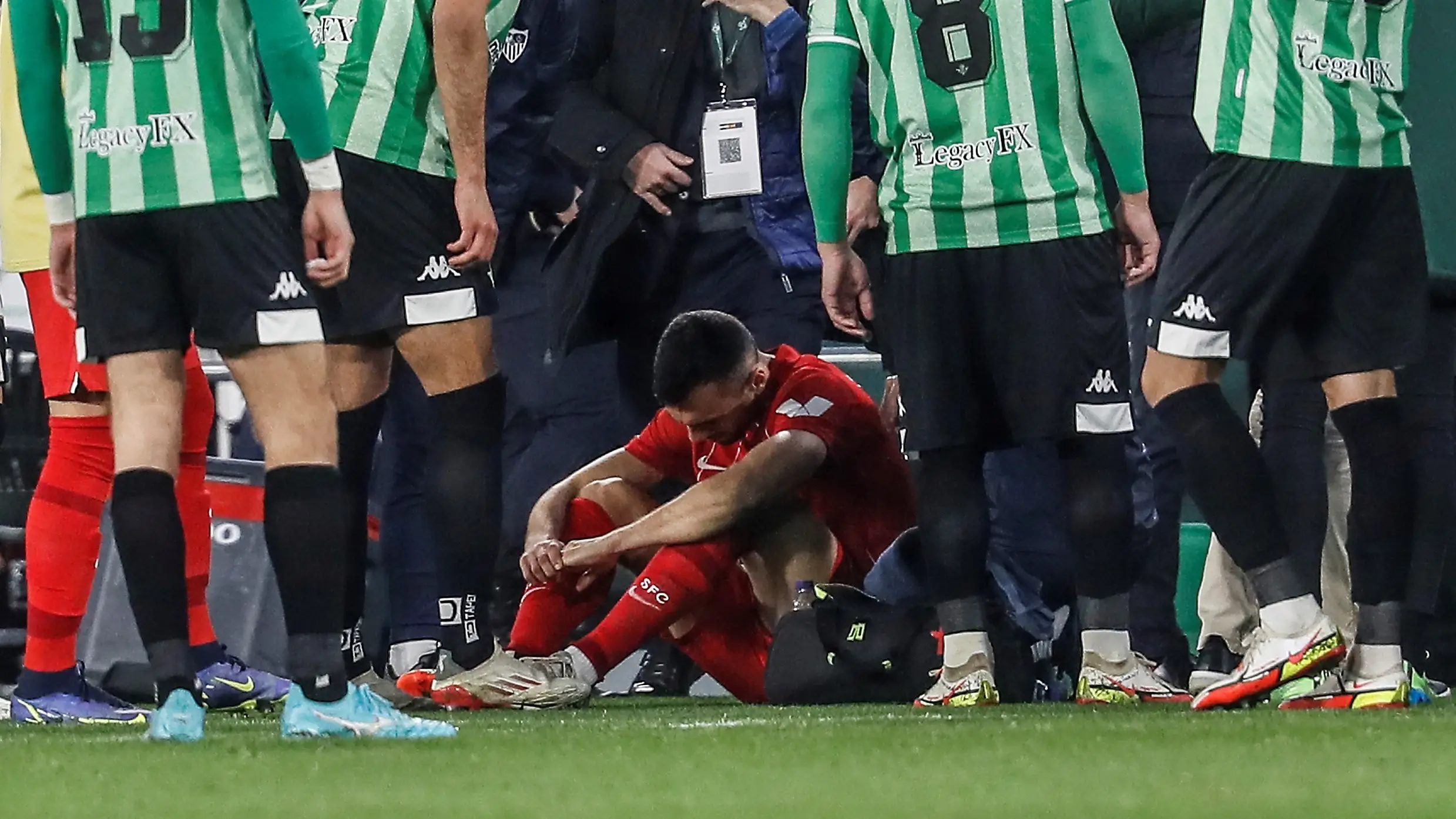 Se suspende el Betis - Sevilla después de que un palo impactara en la cabeza de Jordán Se suspende el Betis - Sevilla después de que un palo impactara en la cabeza de Jordán