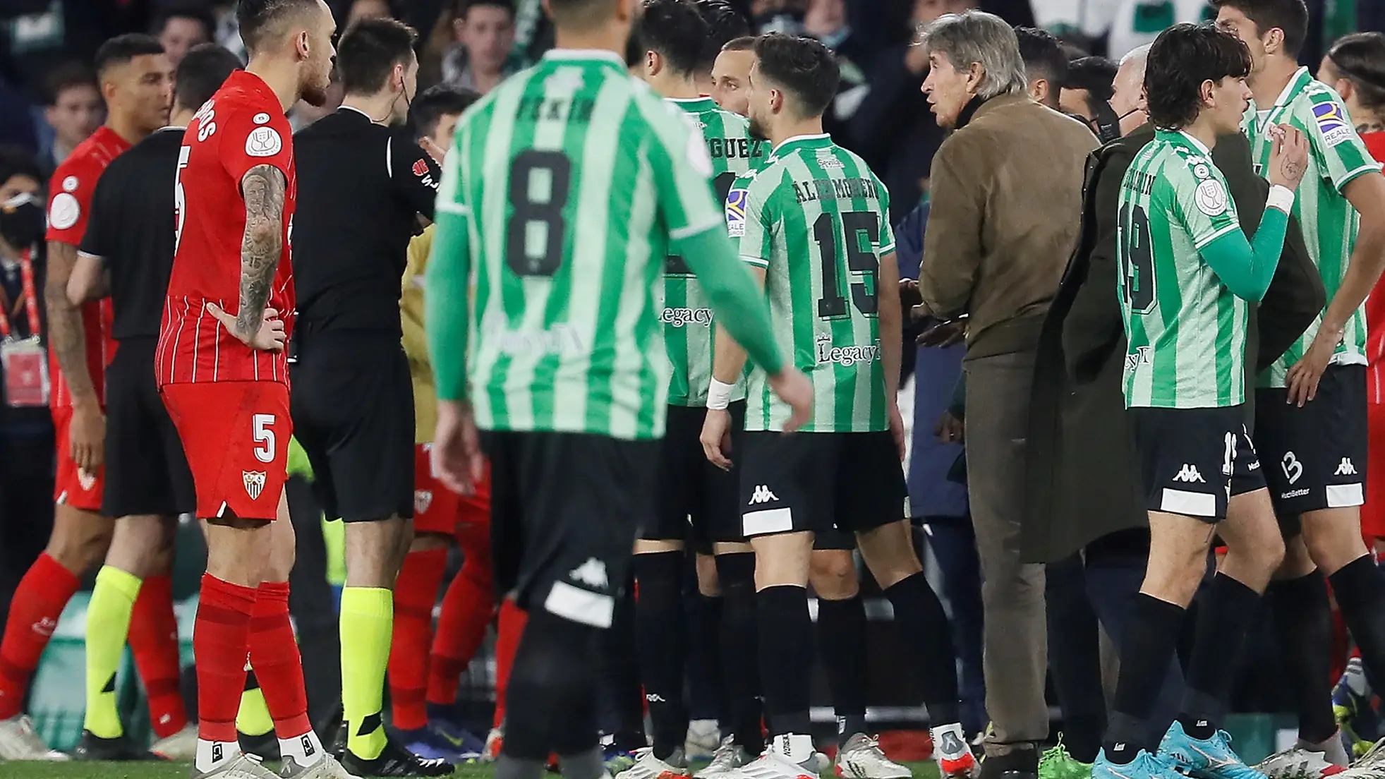 La pol&eacute;mica del derbi sevillano: Jord&aacute;n sufre un traumatismo craneoencef&aacute;lico y el Betis duda sobre Lopetegui 