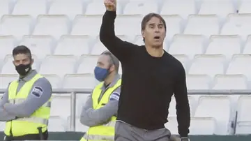 La rajada de Lopetegui tras caer ante el Betis: "O condenamos o no condenamos, es que me toca los..." La rajada de Lopetegui tras caer ante el Betis: "O condenamos o no condenamos, es que me toca los..."