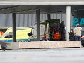 Ambulancias en la zona de urgencias del hospital HULA, Lugo, en una fotografía de archivo.