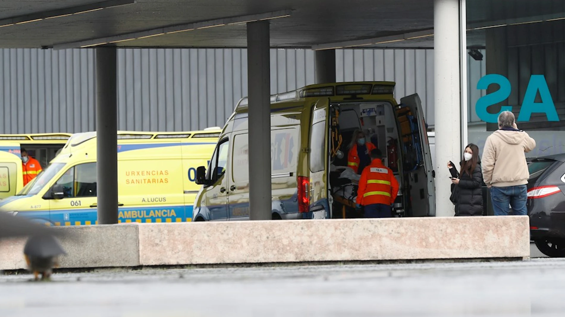 Ambulancias en la zona de urgencias del hospital HULA, Lugo, en una fotografía de archivo.