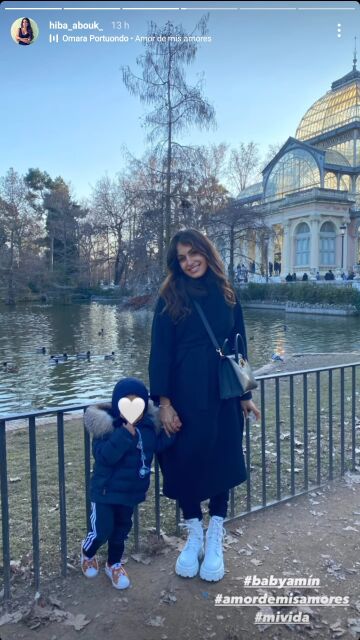 Hiba Abouk con su hijo Amín por El Retiro
