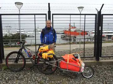Un peregrino gallego inaugura 'el Camino blanco' de Santiago, más de 4.500 kilómetros en bicicleta desde Argentina hasta Galicia Un peregrino gallego inaugura 'el Camino blanco' de Santiago, más de 4.500 kilómetros en bicicleta desde Argentina hasta Galicia