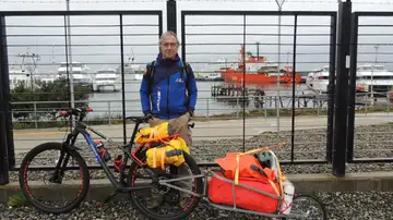 Un peregrino gallego inaugura 'el Camino blanco' de Santiago, más de 4.500 kilómetros en bicicleta desde Argentina hasta Galicia Un peregrino gallego inaugura 'el Camino blanco' de Santiago, más de 4.500 kilómetros en bicicleta desde Argentina hasta Galicia