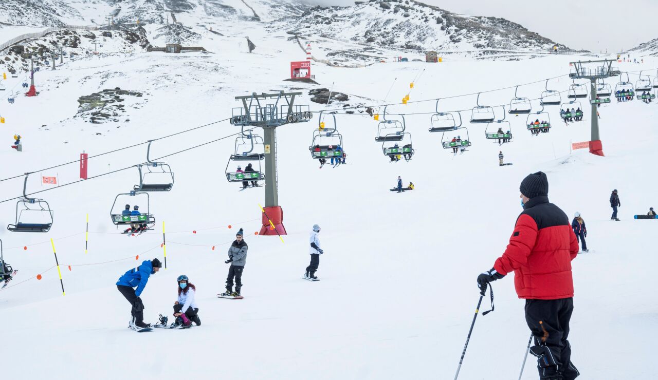 Muere una mujer de 63 años esquiando en Astún