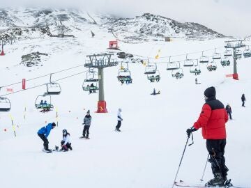 Muere una mujer de 63 años esquiando en Astún