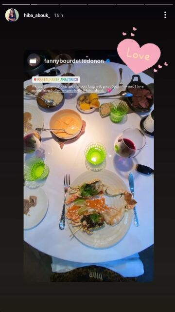 La cena con sus amigas de Hiba Abouk