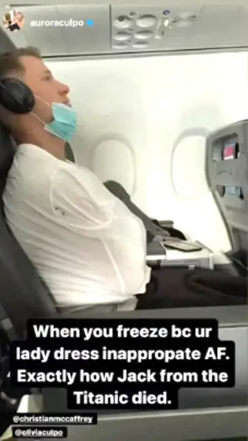 Christian McCaffrey cubriéndose del frio Christian McCaffrey cubriéndose del frio