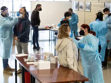 Imagen de varios sanitarios realizando test de antígenos a los alumnos y profesores de un instituto de Murcia.