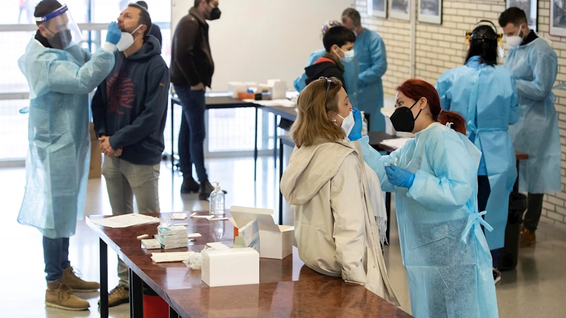 Imagen de varios sanitarios realizando test de antígenos a los alumnos y profesores de un instituto de Murcia.