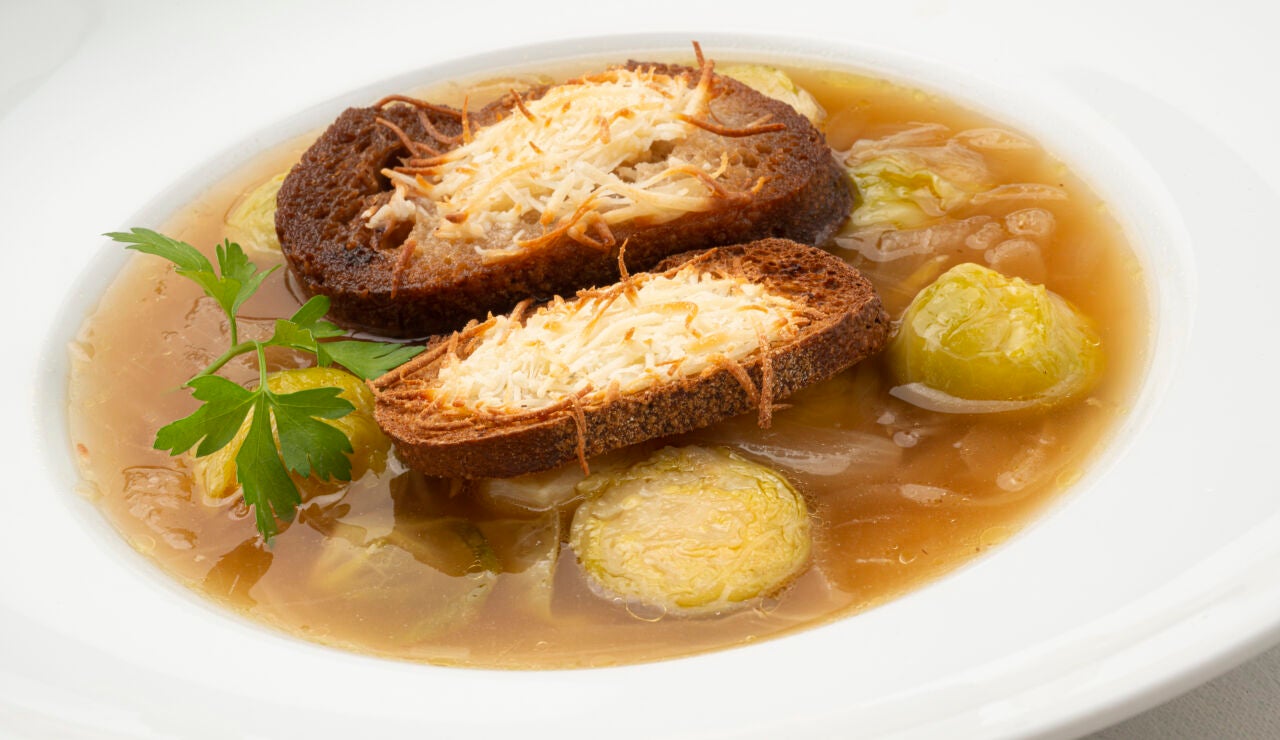 Receta típica con el toque Arguiñano: sopa de cebolla con coles de bruselas
