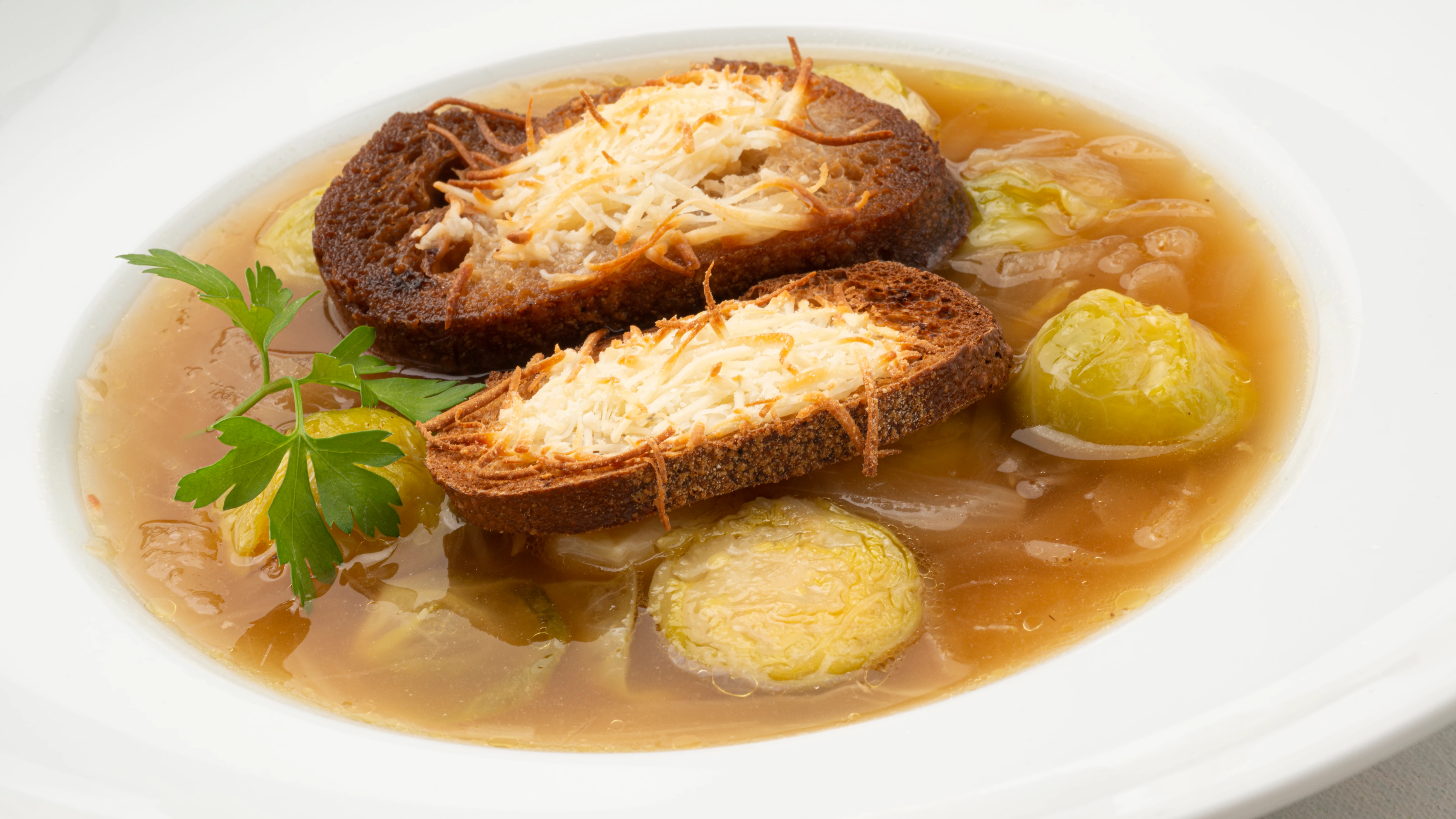 Receta típica con el toque Arguiñano: sopa de cebolla con coles de bruselas Receta típica con el toque Arguiñano: sopa de cebolla con coles de bruselas