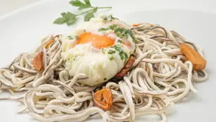 Plato cotidiano y festivo: gulas al ajillo con huevo flor