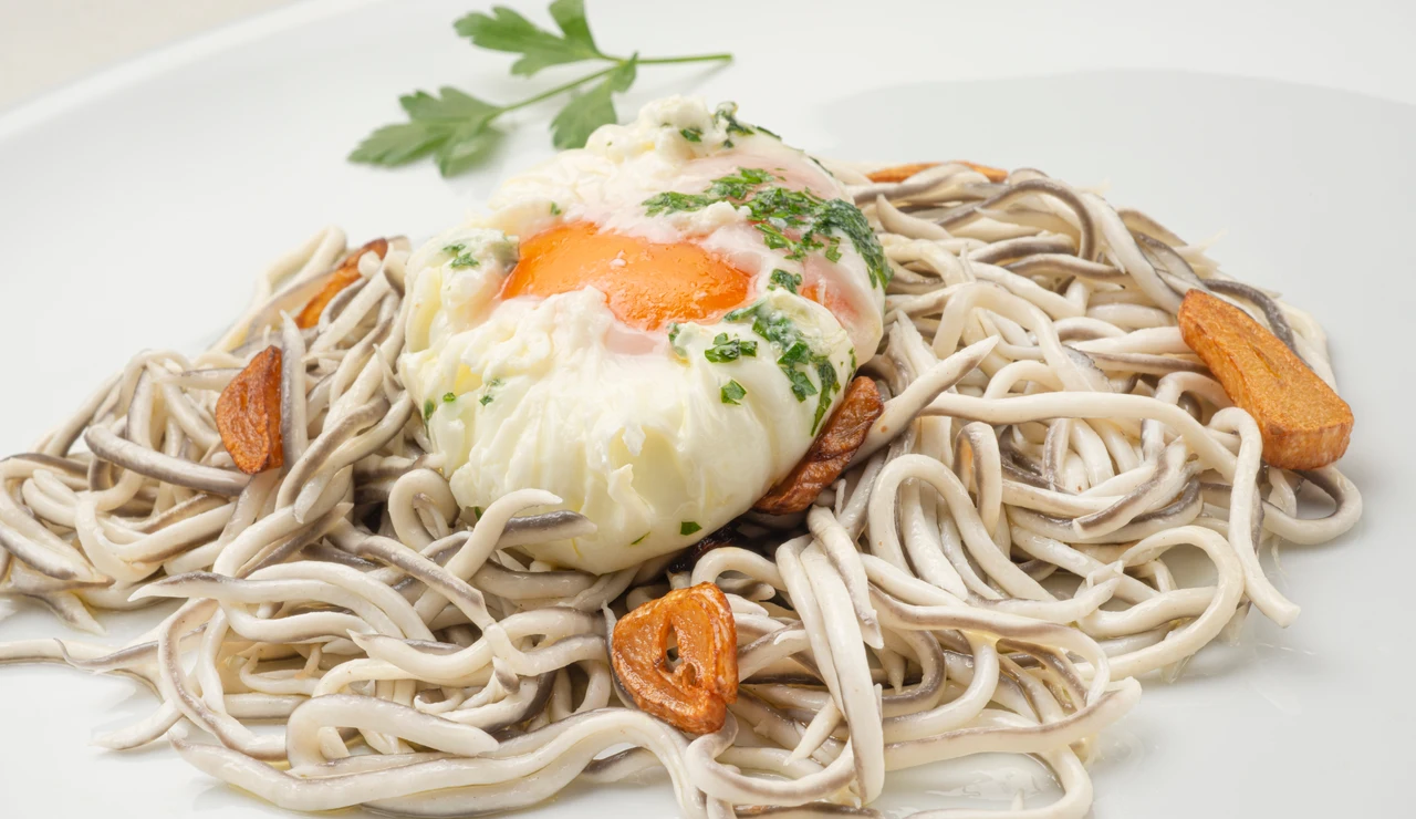 Plato cotidiano y festivo: gulas al ajillo con huevo flor