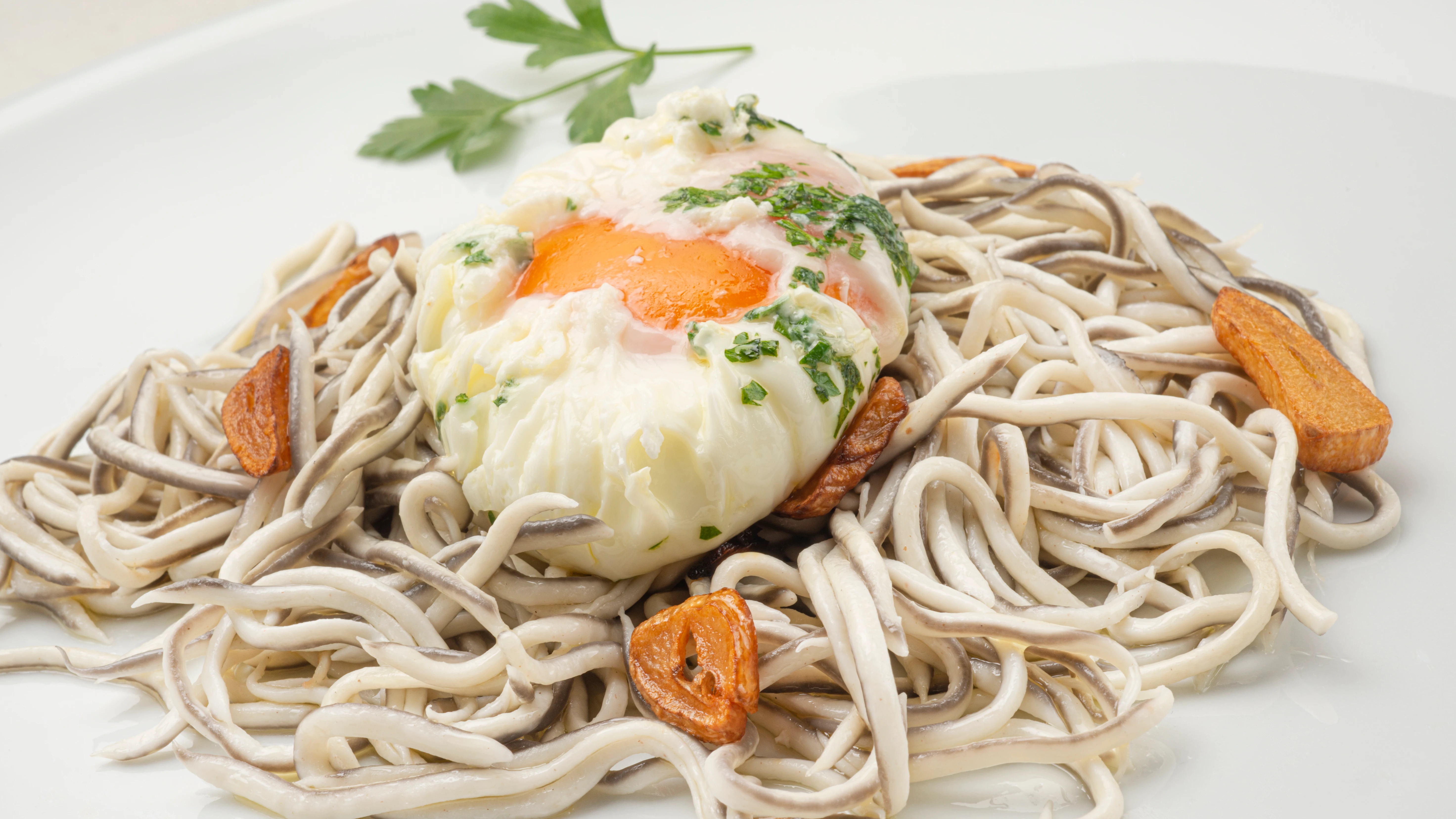 Plato cotidiano y festivo: gulas al ajillo con huevo flor