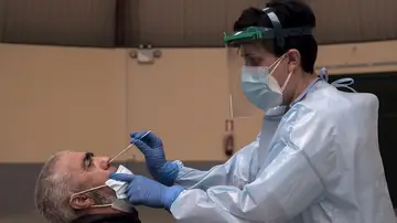 Una trabajadora sanitaria realiza una prueba PCR, en una imagen de archivo. Una trabajadora sanitaria realiza una prueba PCR, en una imagen de archivo.