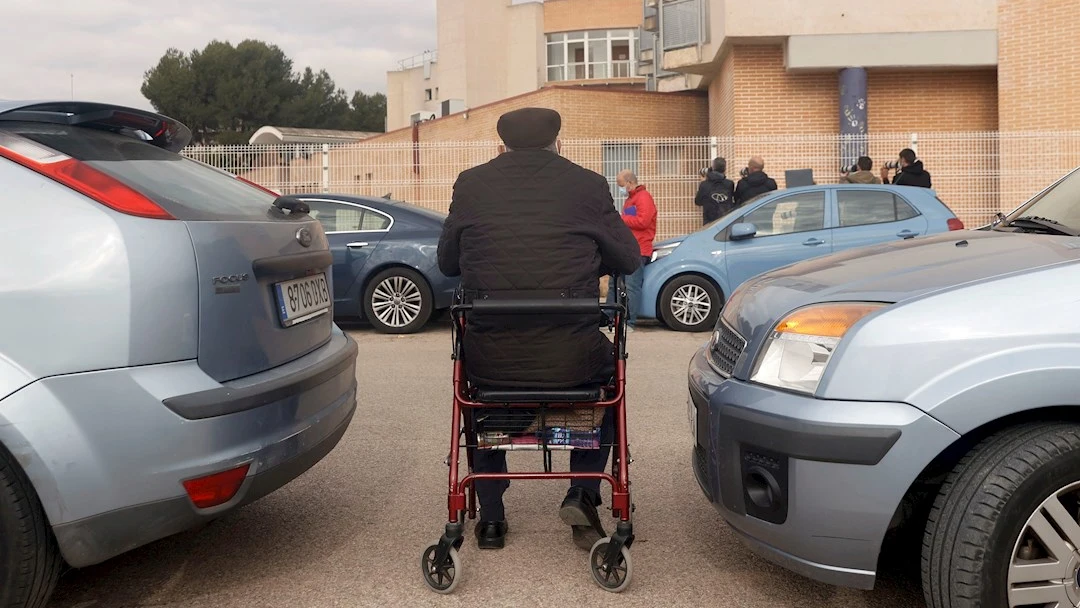 La Conselleria de Igualdad y Pol&iacute;ticas Inclusivas va a trasladar a lo largo de este mi&eacute;rcoles a doce internos de la residencia de Moncada (Valencia) que ha resultado afectada por un incendio a otras residencias de la zona, seg&uacute;n han indicado a EFE fuentes de ese departamento de la Generalitat.En la imagen, un anciano observa desde la calle la residencia afectada