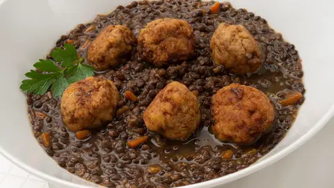 Rico y con condimento: lentejas con albóndigas de cordero al curry Rico y con condimento: lentejas con albóndigas de cordero al curry