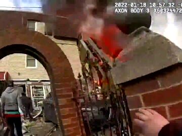 El impresionante video en primera persona de un policía llegando a una casa del Bronx destruida por una explosión de gas