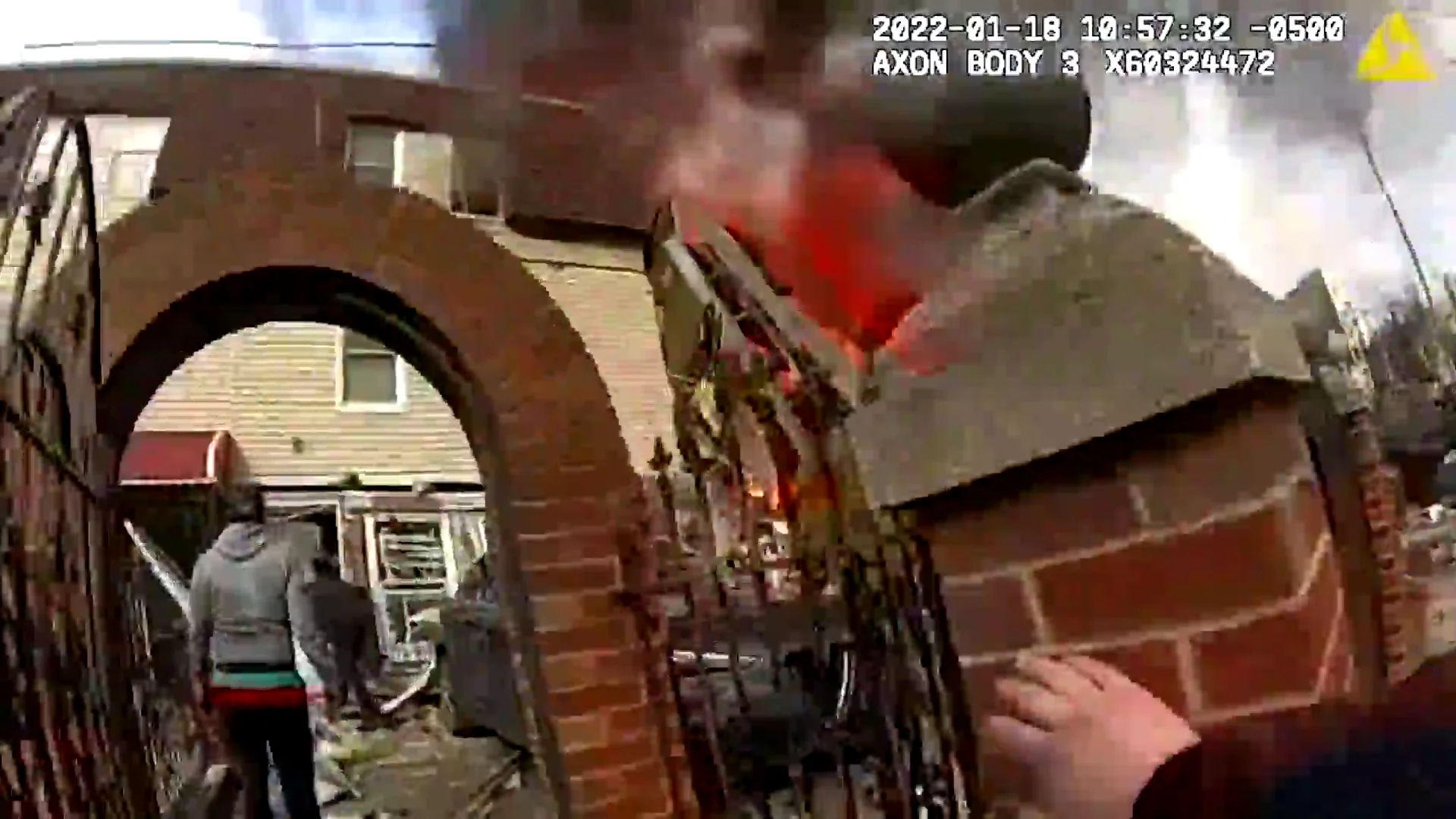 El impresionante video en primera persona de un polic&iacute;a llegando a una casa del Bronx destruida por una explosi&oacute;n de gas