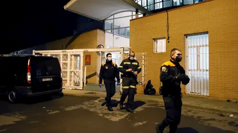 Personal de emergencias sale de la residencia de ancianos de Moncada (Valencia), en la que cinco personas han muerto y ocho han resultado heridas, tres de ellas de gravedad, en el incendio que se produjo sobre las 23:21 horas de este martes en el centro, situado en la calle Mayor del municipio valenciano, y que ha obligado al desalojo de 70 residentes de forma preventiva, según ha informado Emergencias de la Generalitat Personal de emergencias sale de la residencia de ancianos de Moncada (Valencia), en la que cinco personas han muerto y ocho han resultado heridas, tres de ellas de gravedad, en el incendio que se produjo sobre las 23:21 horas de este martes en el centro, situado en la calle Mayor del municipio valenciano, y que ha obligado al desalojo de 70 residentes de forma preventiva, según ha informado Emergencias de la Generalitat