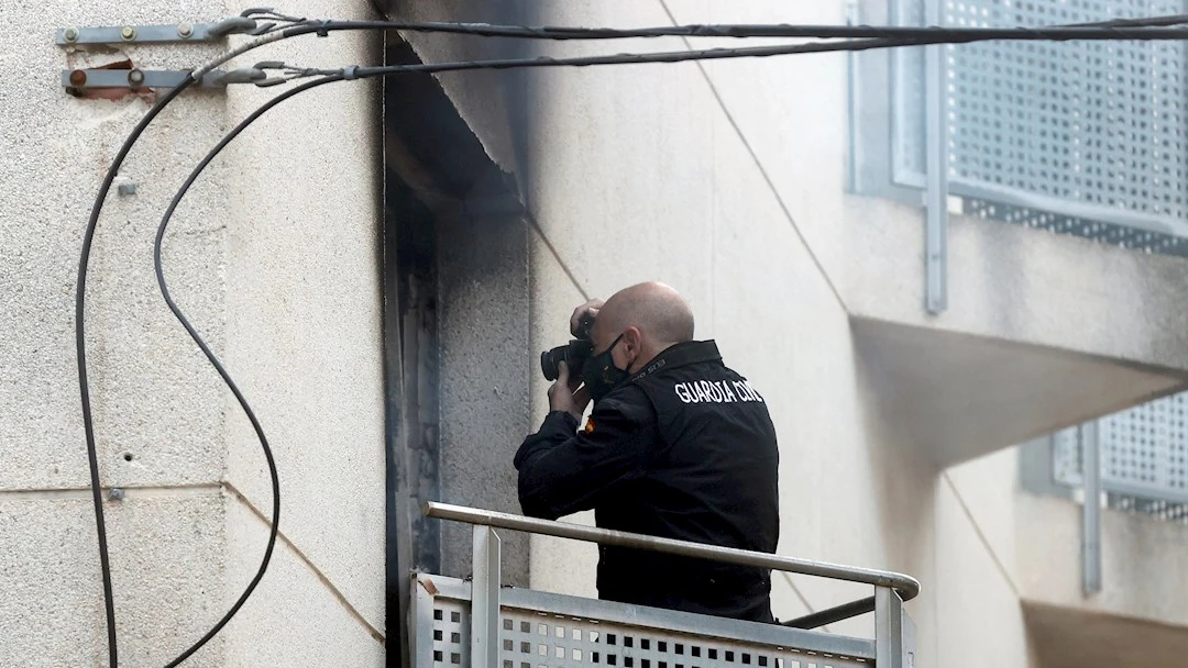 Un miembro de la Guardia Civil en la residencia de mayores de Moncada