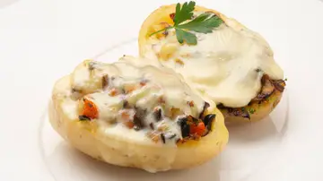 El bocado perfecto: patatas rellenas de verdura con queso