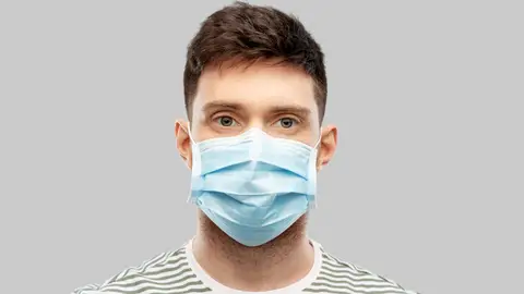 Chico con mascarilla Chico con mascarilla