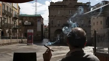 Los neumólogos advierten de que la Covid se propaga hasta los 8 metros cuando se fuma en terraza Los neumólogos advierten de que la Covid se propaga hasta los 8 metros cuando se fuma en terraza