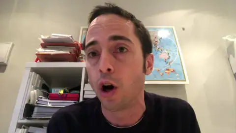 Un médico madrileño firma 25 contratos en 6 años y denuncia la precariedad del sector: "Te echan cuando quieran" Un médico madrileño firma 25 contratos en 6 años y denuncia la precariedad del sector: "Te echan cuando quieran"