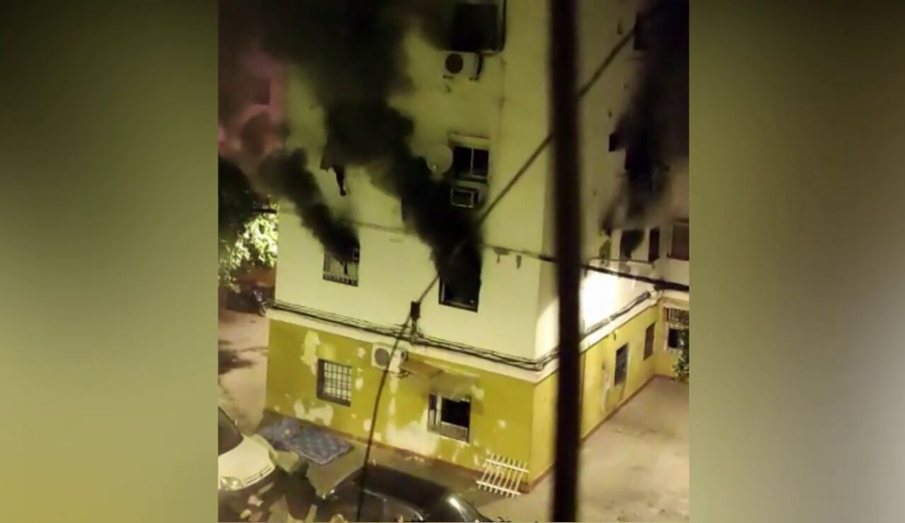Una mujer se lanza desde un segundo piso huyendo de las llamas de un incendio en Sevilla