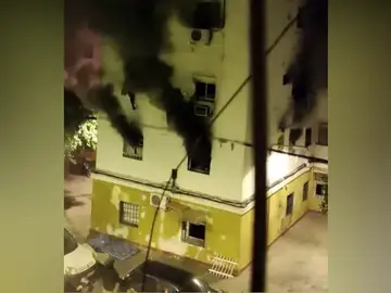 Una mujer se lanza desde un segundo piso huyendo de las llamas de un incendio en Sevilla