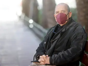 El anciano valenciano de 78 años que ha recogido cerca miles de firmas por la "humanización" de la atención en las oficinas bancarias, Carlos San Juan El anciano valenciano de 78 años que ha recogido cerca miles de firmas por la "humanización" de la atención en las oficinas bancarias, Carlos San Juan