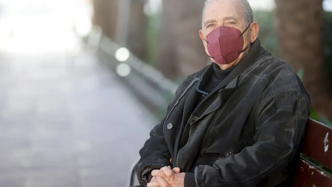 El anciano valenciano de 78 años que ha recogido cerca miles de firmas por la "humanización" de la atención en las oficinas bancarias, Carlos San Juan El anciano valenciano de 78 años que ha recogido cerca miles de firmas por la "humanización" de la atención en las oficinas bancarias, Carlos San Juan