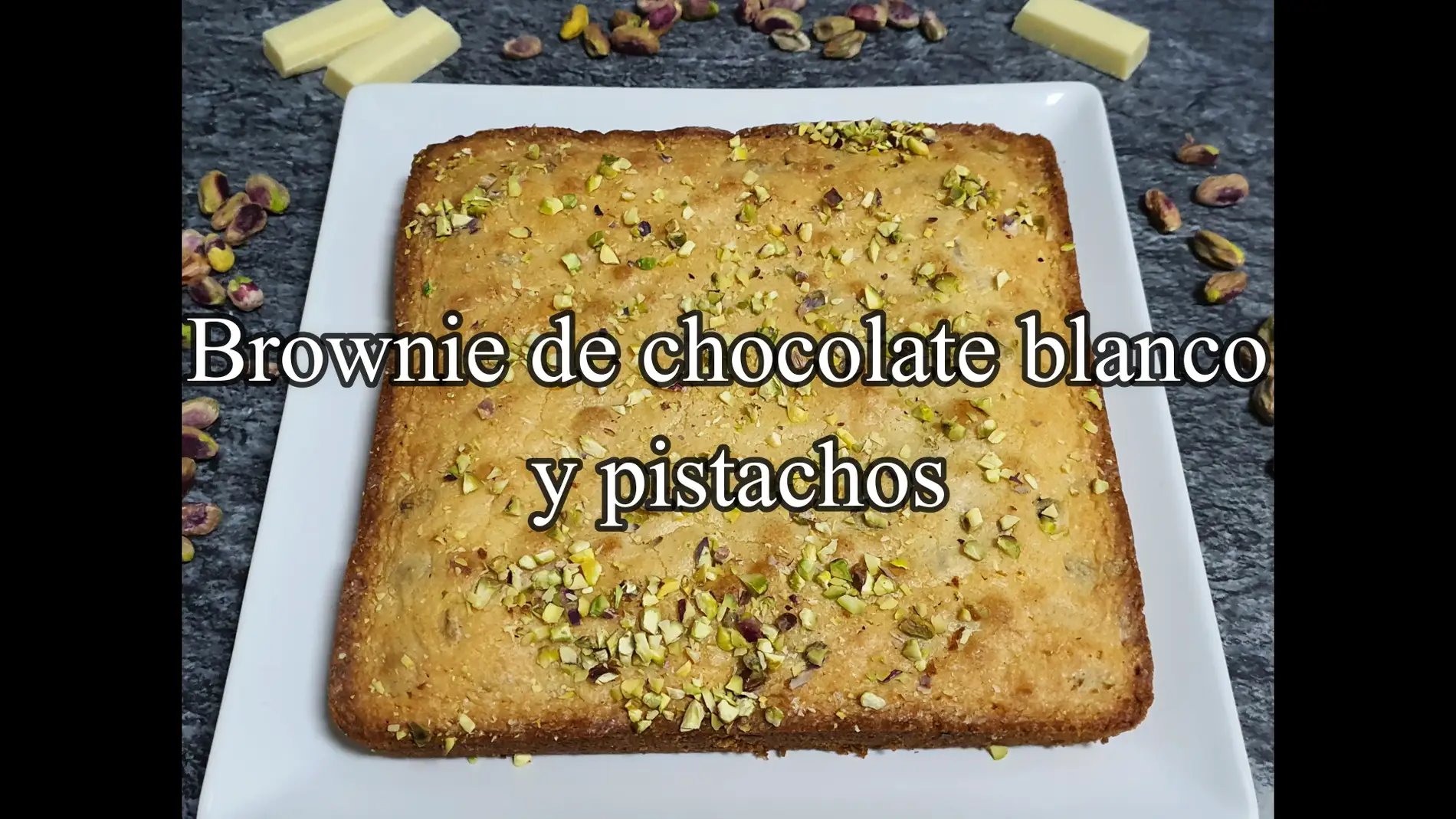 Brownie de chocolate blanco y pistachos