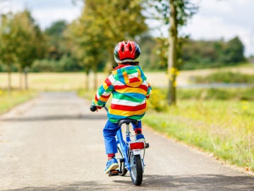 Cómo enseñar a tu peque a montar en bici sin ruedines