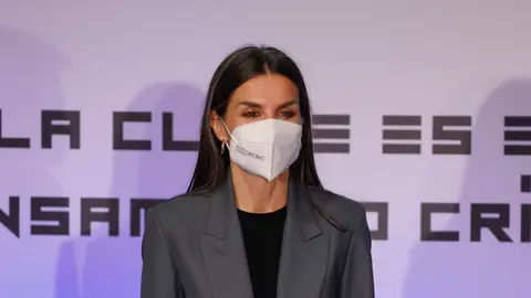 La Reina Letizia con una mascarilla del CSIC. La Reina Letizia con una mascarilla del CSIC.