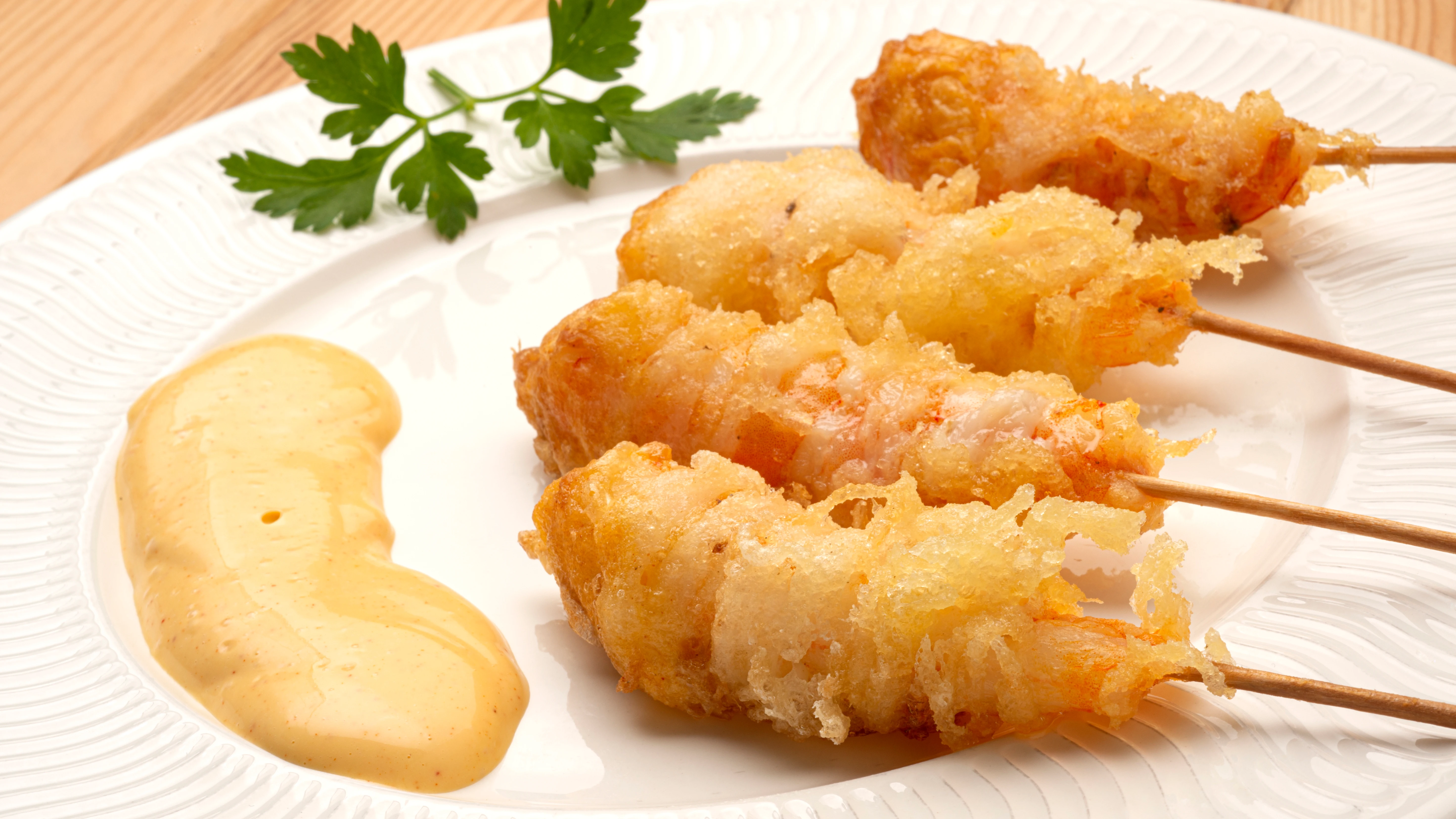 Langostinos crujientes con toque de mayonesa picante