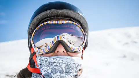 Mujer con braga para el cuello Mujer con braga para el cuello