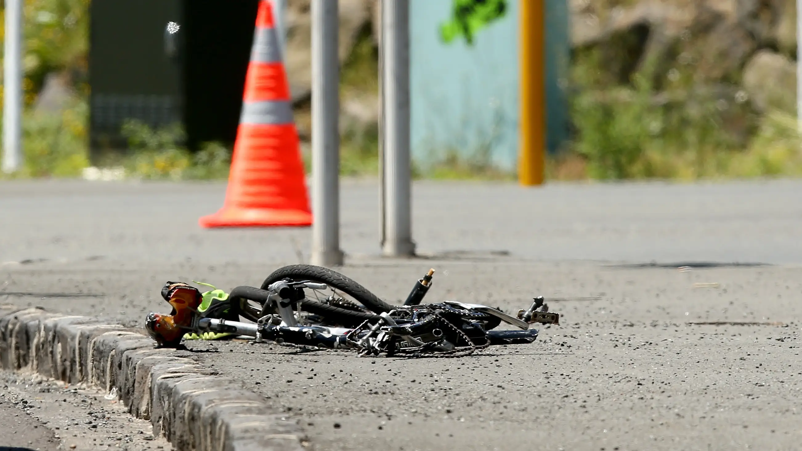Imagen de una bicicleta tirada en el suelo Muere un ciclista al ser arrollado por cuatro vehículos en Mallorca