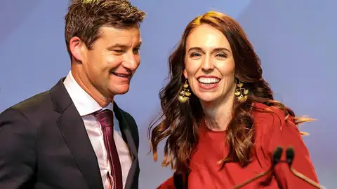 Imagen de archivo de la primera ministra de Nueva Zelanda junto a su prometido Imagen de archivo de la primera ministra de Nueva Zelanda junto a su prometido