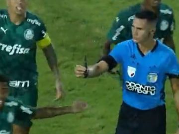 Un aficionado salta al césped con un cuchillo para atacar a un jugador rival en el Sao Paulo - Palmeiras 